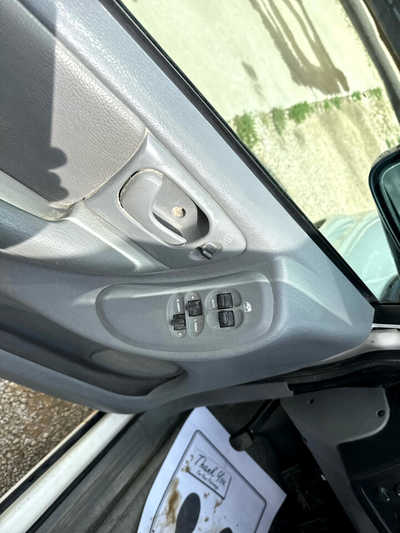 2005 Chrysler Town & Country, $1150. Photo 4