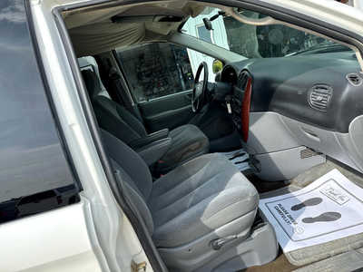 2005 Chrysler Town & Country, $1150. Photo 6