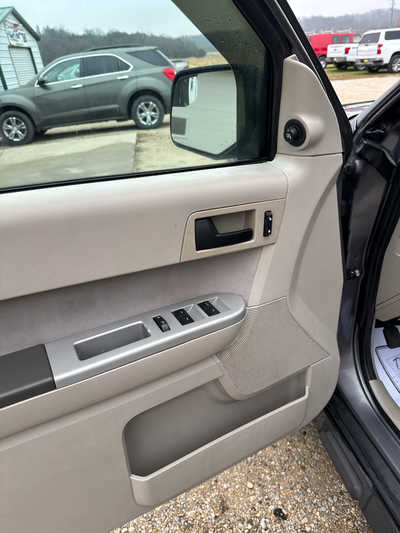 2011 Ford Escape, $3250. Photo 5