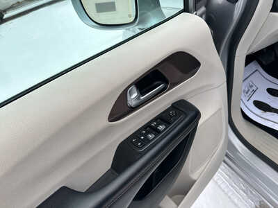 2017 Chrysler Pacifica, $11900. Photo 5