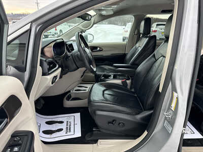 2017 Chrysler Pacifica, $11900. Photo 6