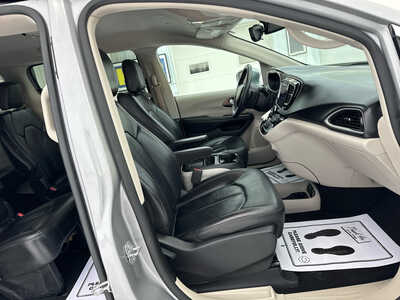 2017 Chrysler Pacifica, $11900. Photo 9