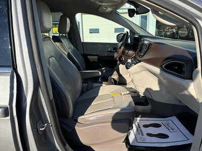 2018 Chrysler Pacifica, $8500. Photo 9