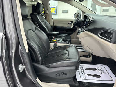 2017 Chrysler Pacifica, $7900. Photo 12