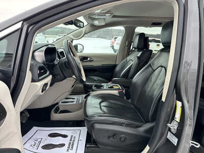 2017 Chrysler Pacifica, $7900. Photo 9