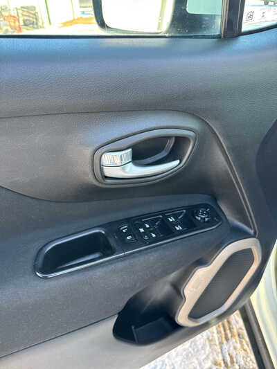 2016 Jeep Renegade, $9500. Photo 6