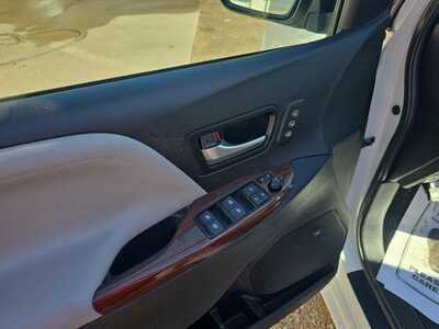 2016 Toyota Sienna, $9900. Photo 11