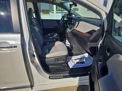 2016 Toyota Sienna, $9900. Photo 4