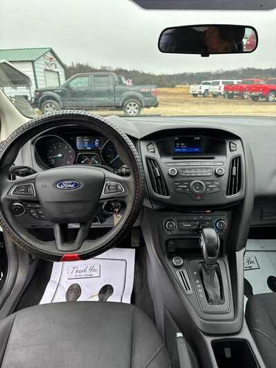 2017 Ford Focus, $8900. Photo 4