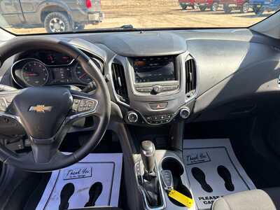 2019 Chevrolet Cruze, $5500. Photo 4