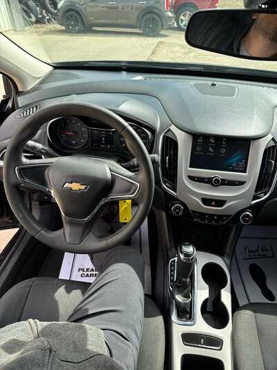 2016 Chevrolet Cruze, $7500. Photo 4