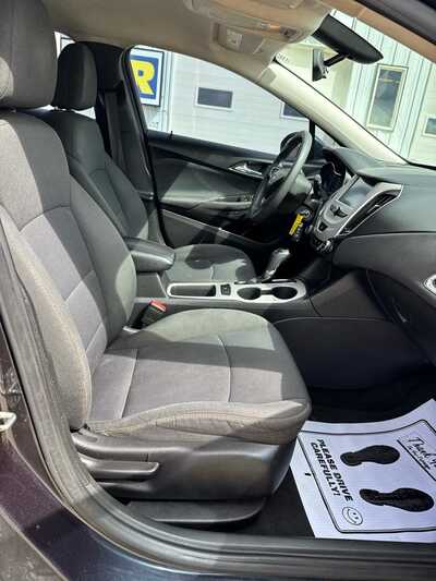 2016 Chevrolet Cruze, $7500. Photo 8