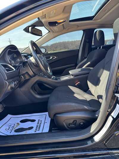 2016 Chrysler 200, $8900. Photo 8