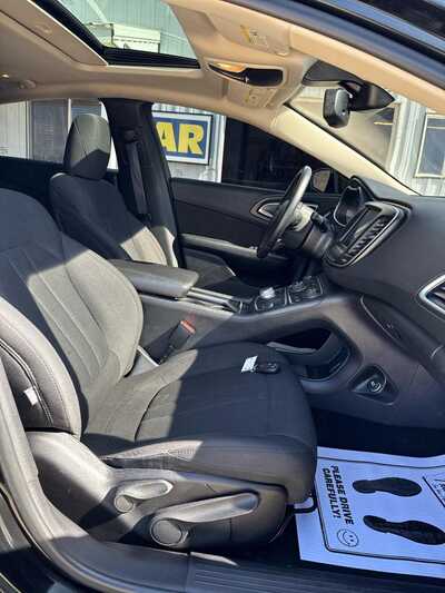 2016 Chrysler 200, $8900. Photo 9