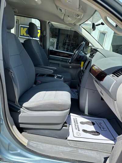 2010 Chrysler Town & Country, $3900. Photo 9