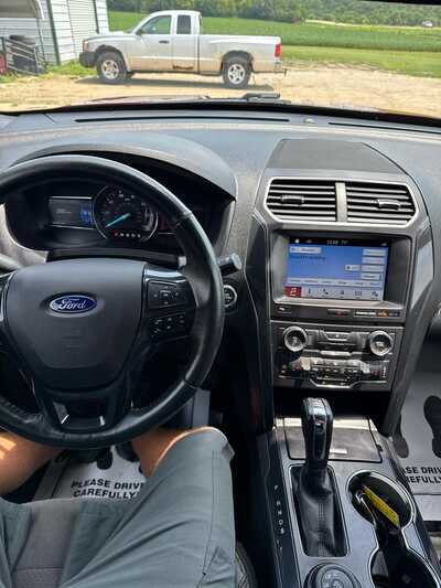 2017 Ford Explorer, $10900. Photo 4