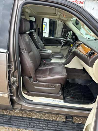 2014 Cadillac Escalade, $14900. Photo 9