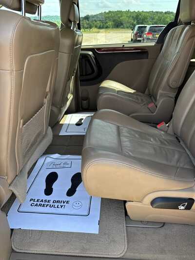 2016 Chrysler Town & Country, $8900. Photo 10