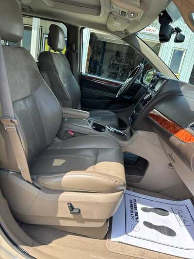 2016 Chrysler Town & Country, $8900. Photo 12