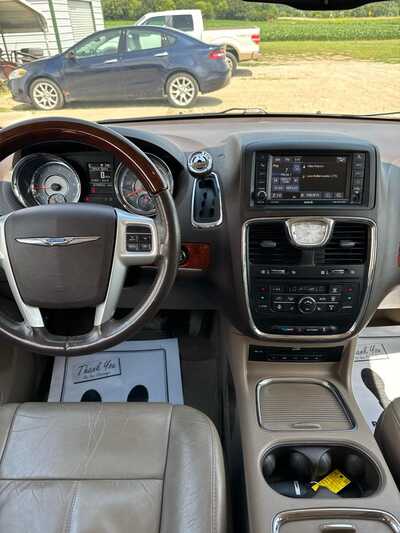 2016 Chrysler Town & Country, $8900. Photo 3
