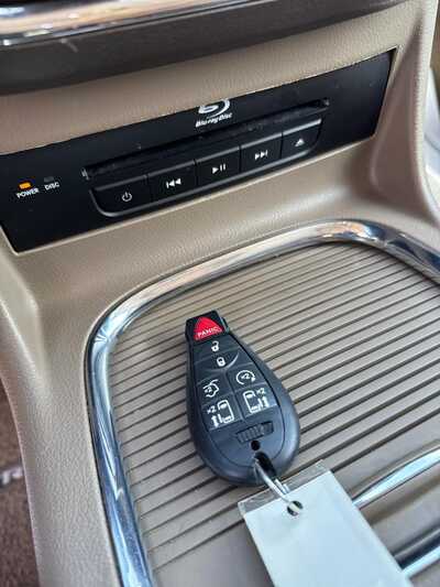 2016 Chrysler Town & Country, $8900. Photo 6