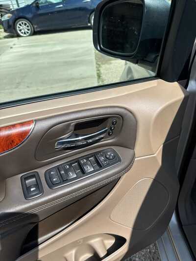 2016 Chrysler Town & Country, $8900. Photo 7