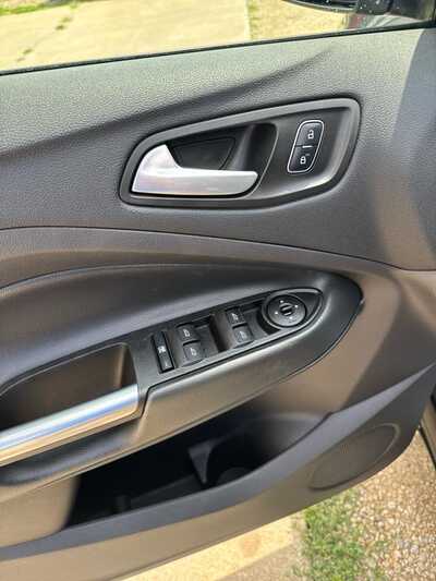 2017 Ford Escape, $13500. Photo 6