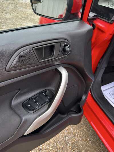 2013 Ford Fiesta, $3900. Photo 5