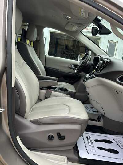 2017 Chrysler Pacifica, $10900. Photo 11