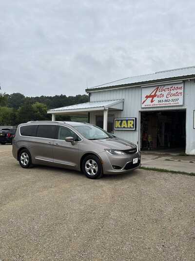 2017 Chrysler Pacifica, $10900. Photo 2