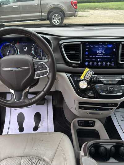 2017 Chrysler Pacifica, $10900. Photo 4