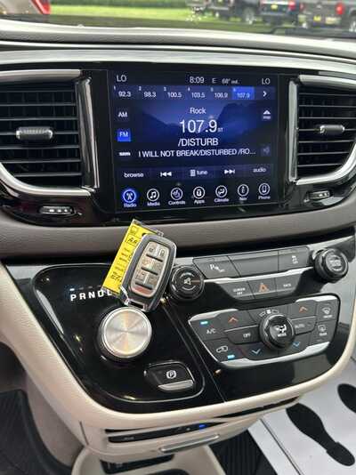 2017 Chrysler Pacifica, $10900. Photo 5