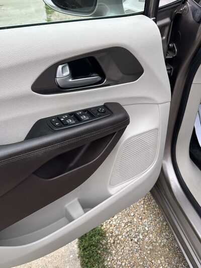 2017 Chrysler Pacifica, $10900. Photo 7