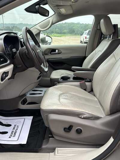 2017 Chrysler Pacifica, $10900. Photo 8