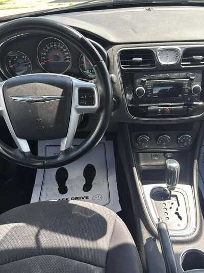 2014 Chrysler 200, $3500. Photo 4