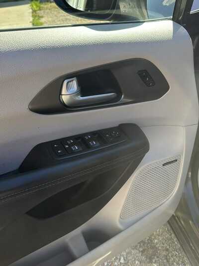 2018 Chrysler Pacifica, $12900. Photo 5