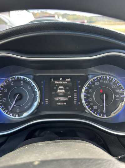 2015 Chrysler 200, $7500. Photo 3