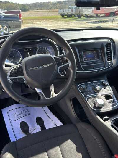2015 Chrysler 200, $7500. Photo 4