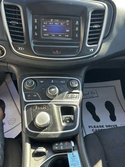 2015 Chrysler 200, $7500. Photo 5
