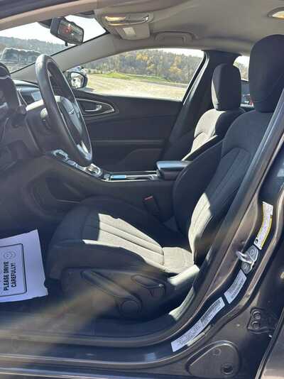 2015 Chrysler 200, $7500. Photo 7