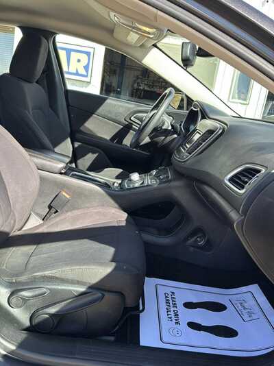 2015 Chrysler 200, $7500. Photo 8