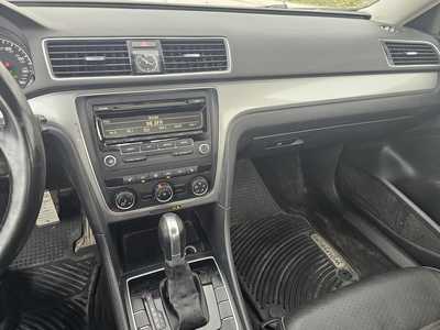2015 Volkswagen Passat, $3950. Photo 8