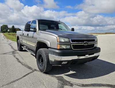 2006 Chevrolet 2500 Crew Cab, $9900. Photo 1