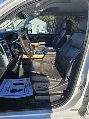 2017 Chevrolet 3500 Crew Cab, $22500. Photo 7