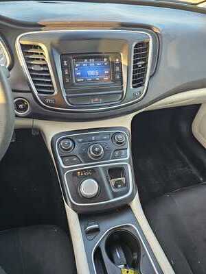 2015 Chrysler 200, $3950. Photo 9
