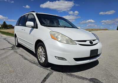 2009 Toyota Sienna, $2500. Photo 1