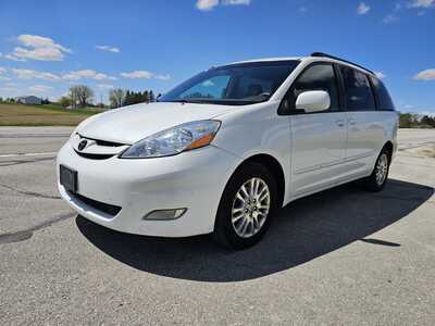 2009 Toyota Sienna, $2500. Photo 2
