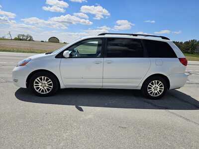 2009 Toyota Sienna, $2500. Photo 3