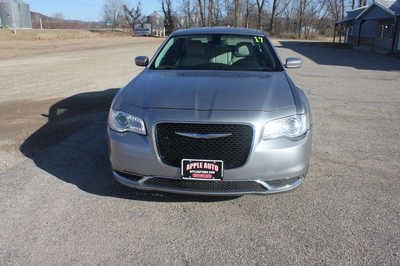 2017 Chrysler 300, $11999. Photo 3
