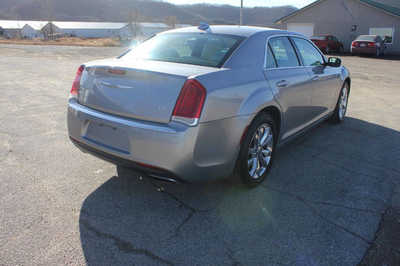 2017 Chrysler 300, $11999. Photo 6